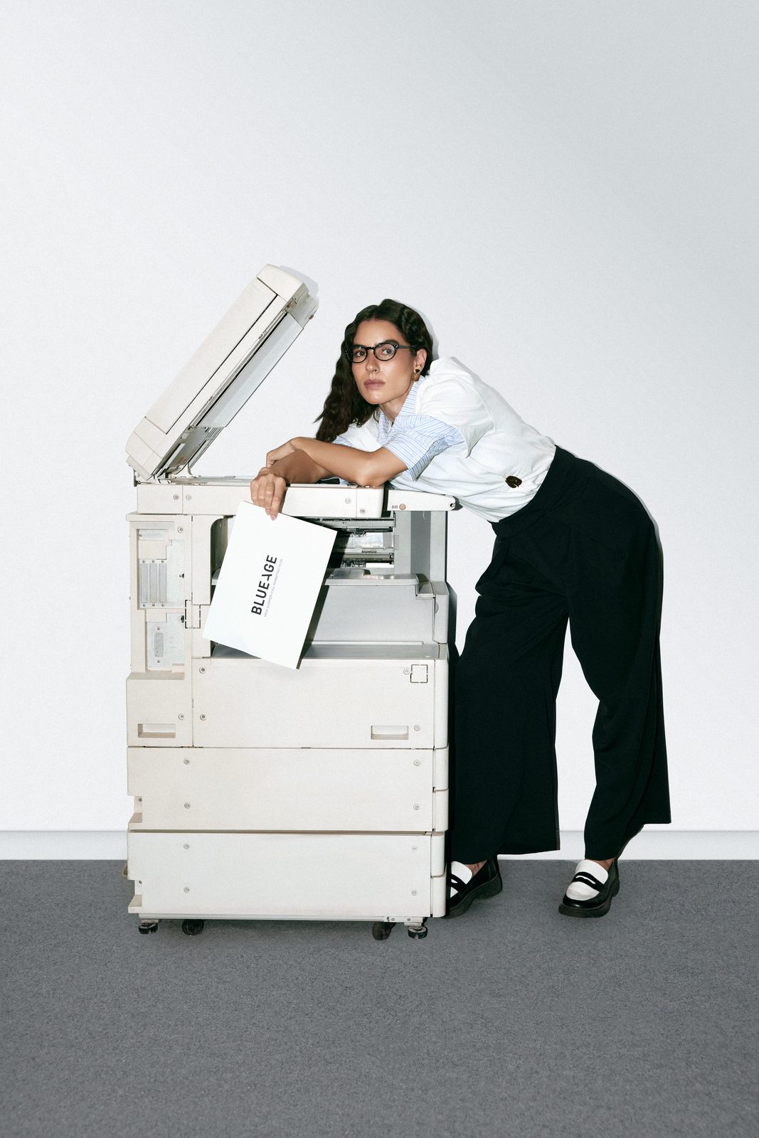 Blue Age Back to Work: موديل تستند إلى آلة نسخ