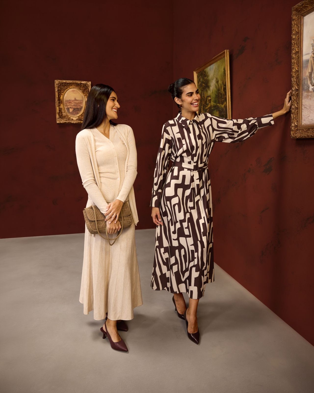 The Gallery: امرأتان تضحكان أمام اللوحات