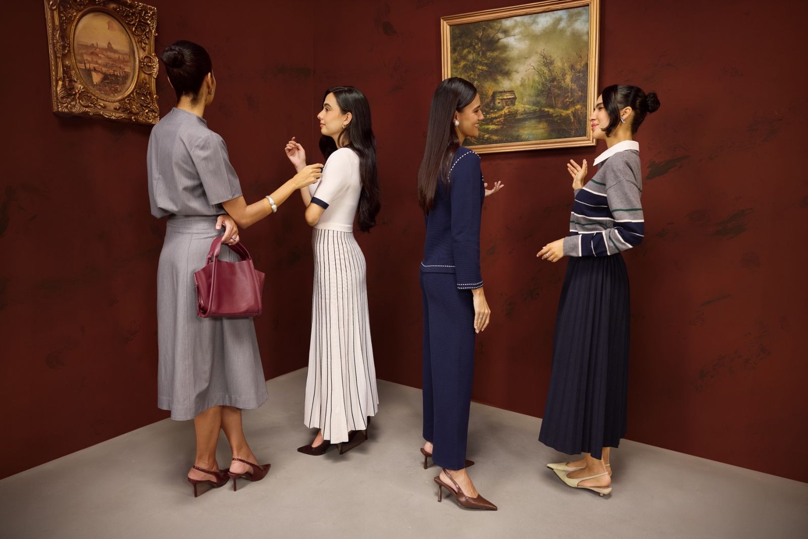 The Gallery: أربع نساء بالتريكو والبليسيه أمام لوحات مؤطرة على جدران بلون النبيذ